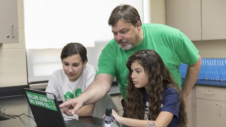 Adult helping youth with STEM project.