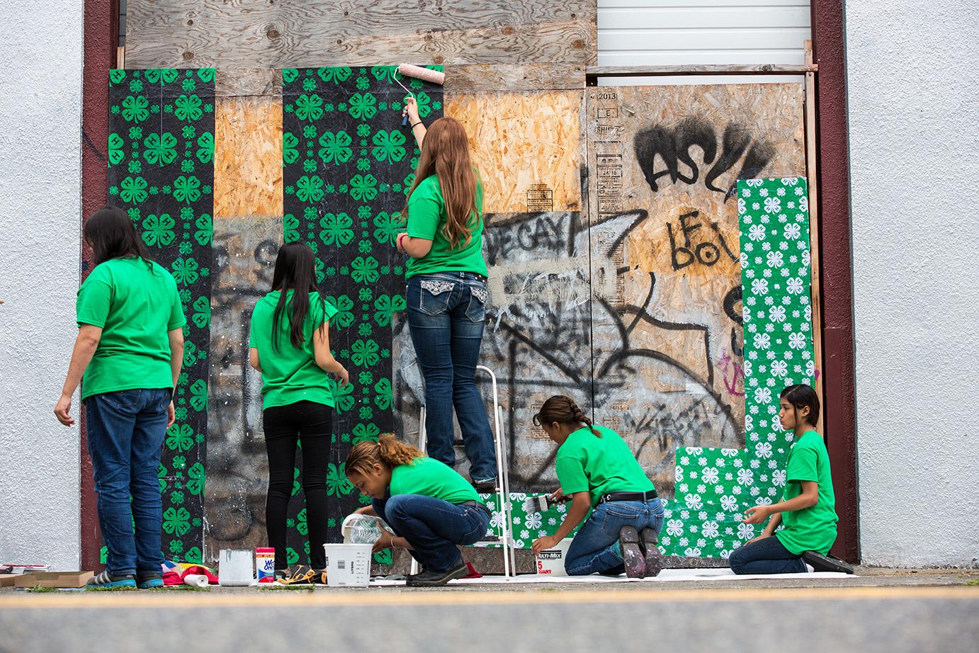 youth covering graffiti as a community service project